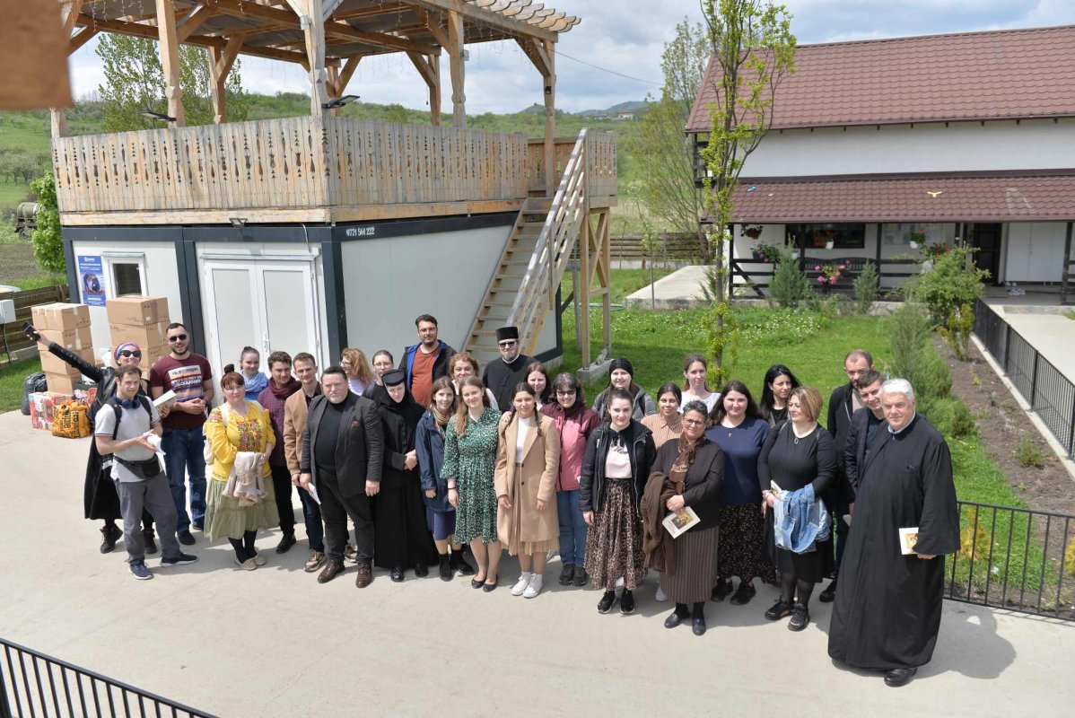 Studenți teologi în vizită de studiu la instituții prahovene de asistență socială  254633