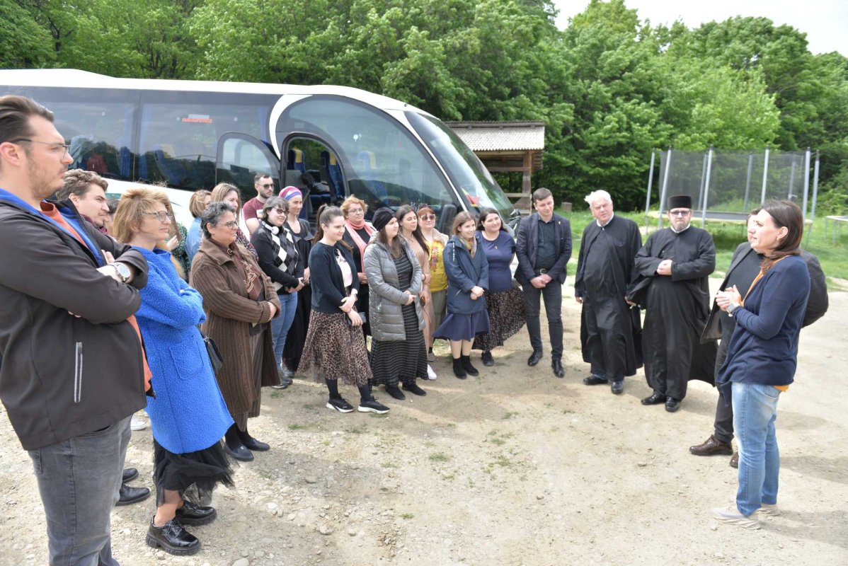 Studenți teologi în vizită de studiu la instituții prahovene de asistență socială  254636