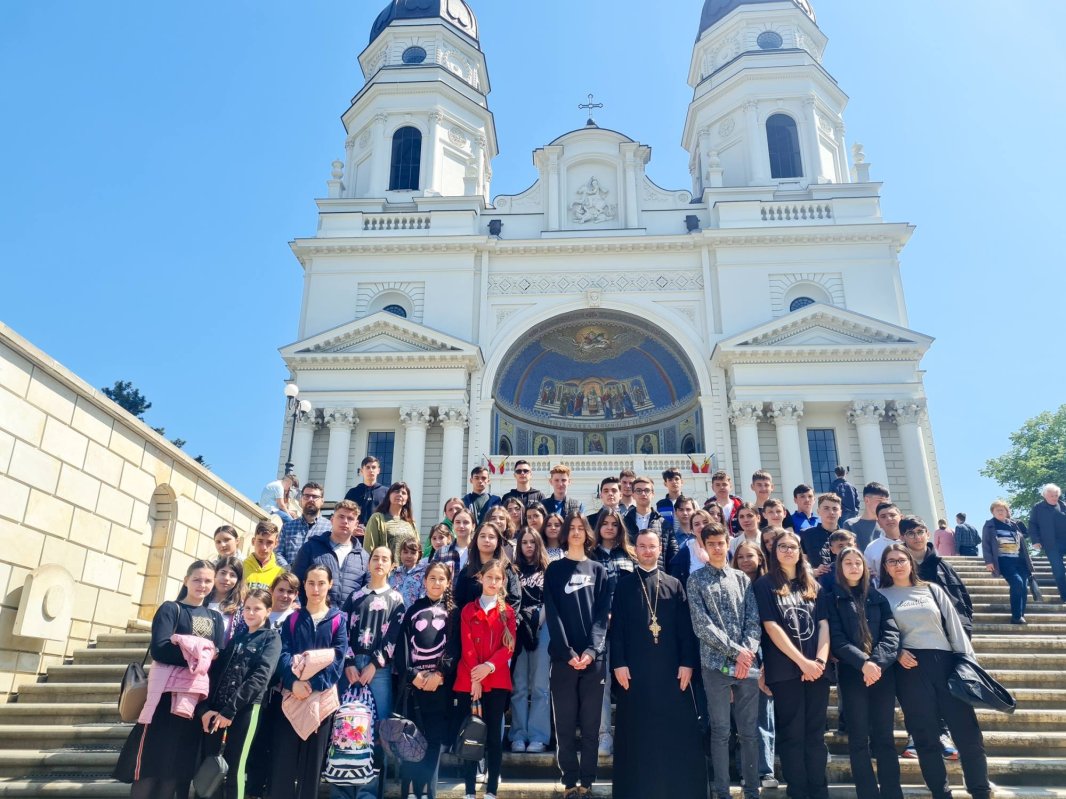 Tineri buzoieni și vrânceni în pelerinaj la Iași 255112