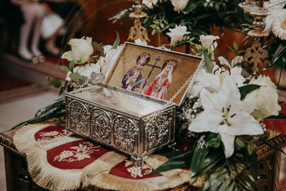 Parohia clujeană „Sfinţii Constantin și Elena” a primit o raclă cu moaștele sfinților ocrotitori 255196