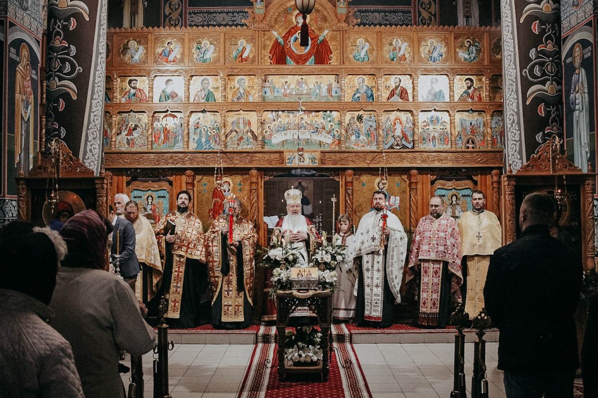 Parohia clujeană „Sfinţii Constantin și Elena” a primit o raclă cu moaștele sfinților ocrotitori 255197