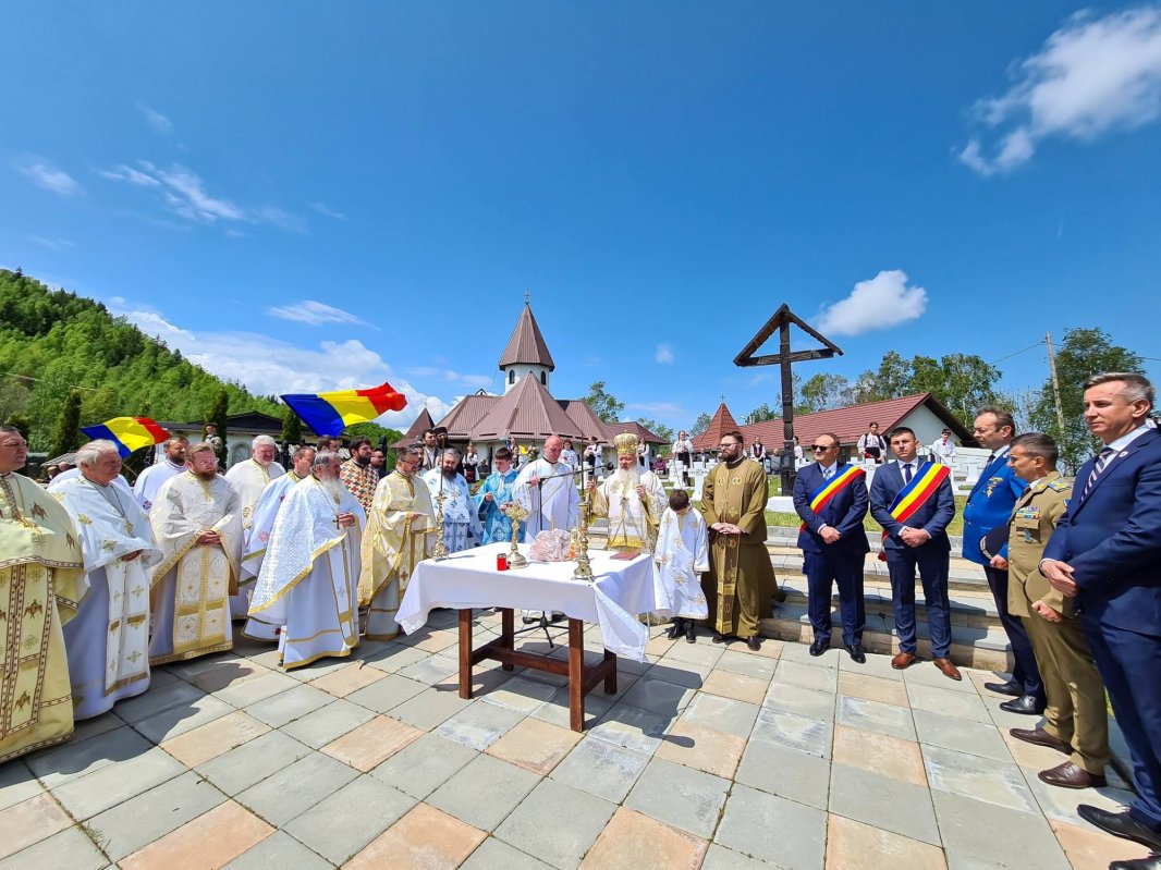 Cinstire adusă eroilor şi hram la Mănăstirea „Înălțarea Domnului” de la Muntele Rece 255688
