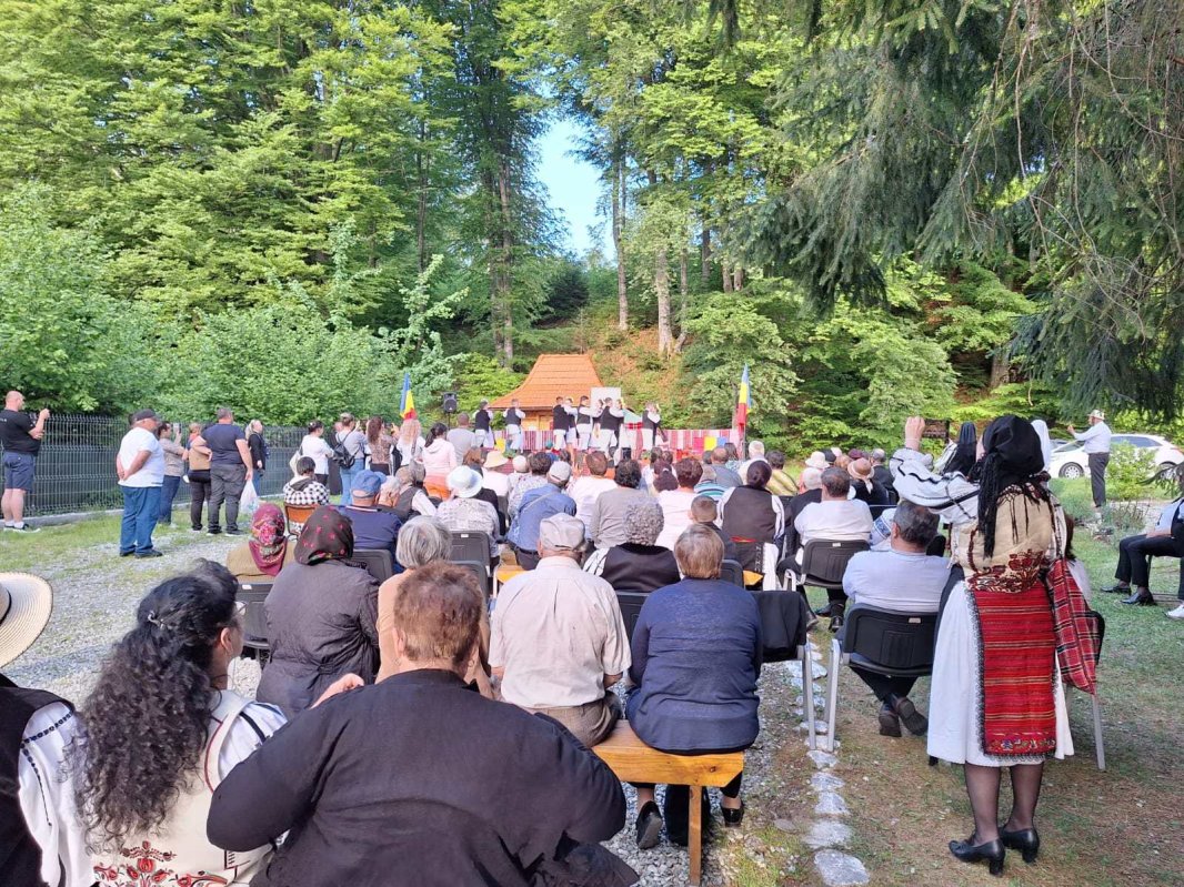 Festivalul costumelor populare pe Valea Avrigului 255665