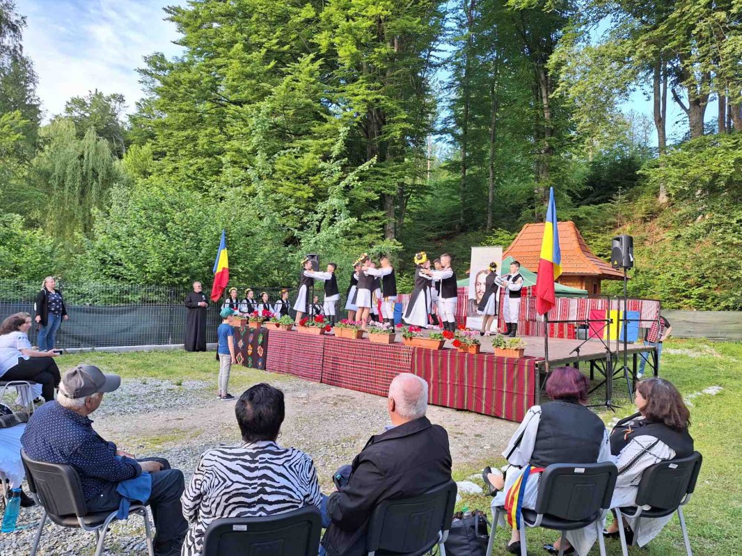 Festivalul costumelor populare pe Valea Avrigului 255666
