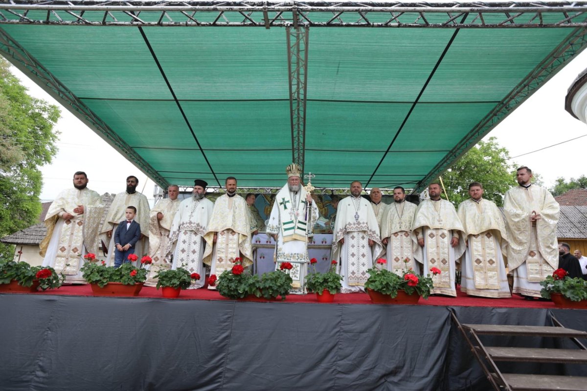 Binecuvântare în parohia maramureşeană Curtuiușu Mare 256419