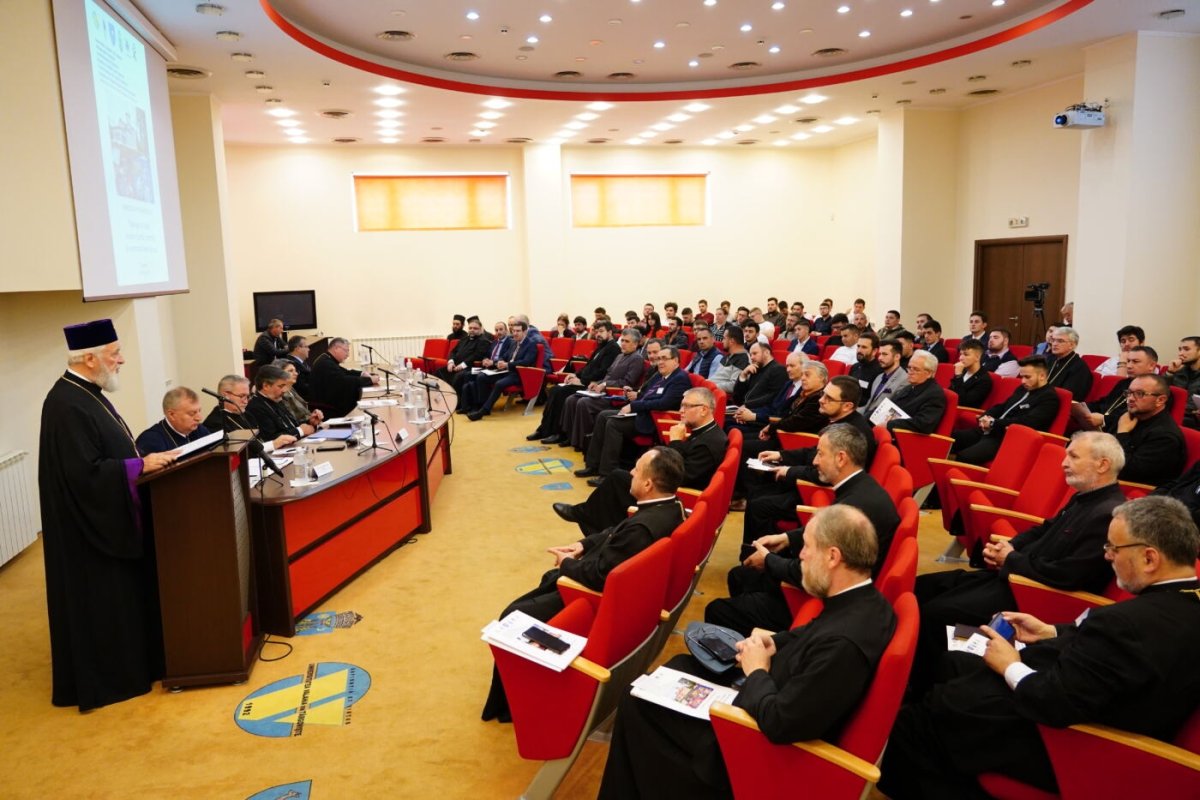 Simpozionul „Teologie și viață, slujire și artă creștină în contextul lumii de azi” la Târgoviște  256430