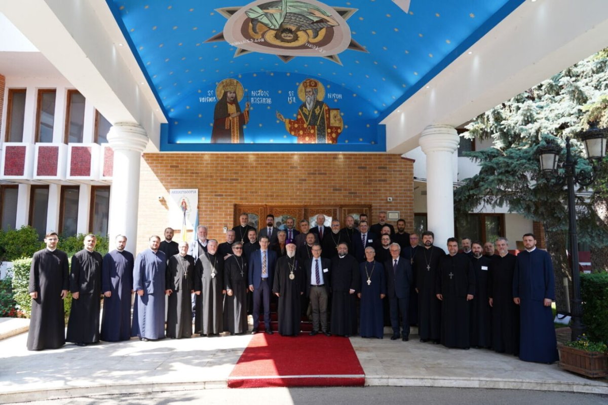 Simpozionul „Teologie și viață, slujire și artă creștină în contextul lumii de azi” la Târgoviște  256432