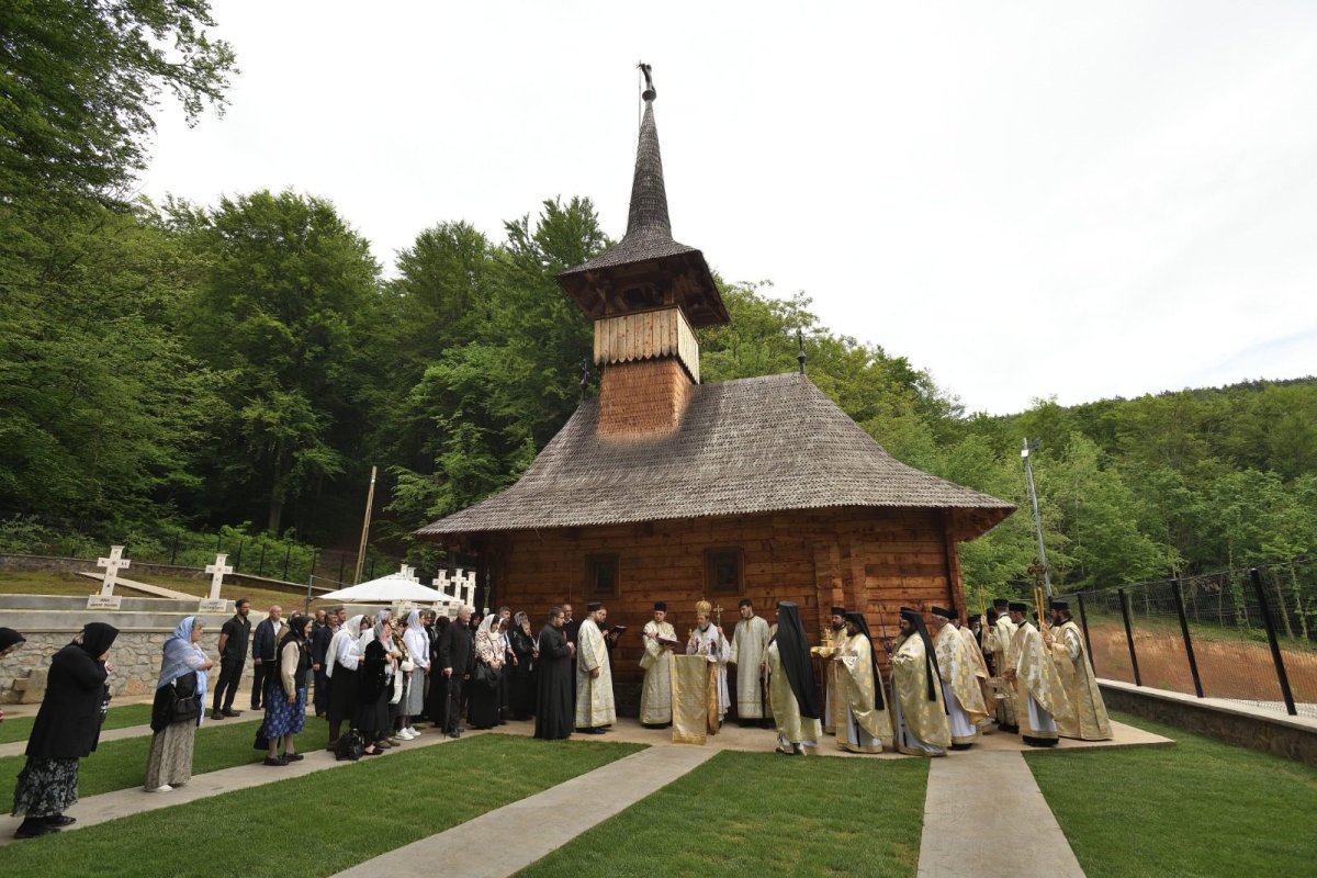 Târnosirea bisericii din cimitirul Mănăstirii Izbuc 256403