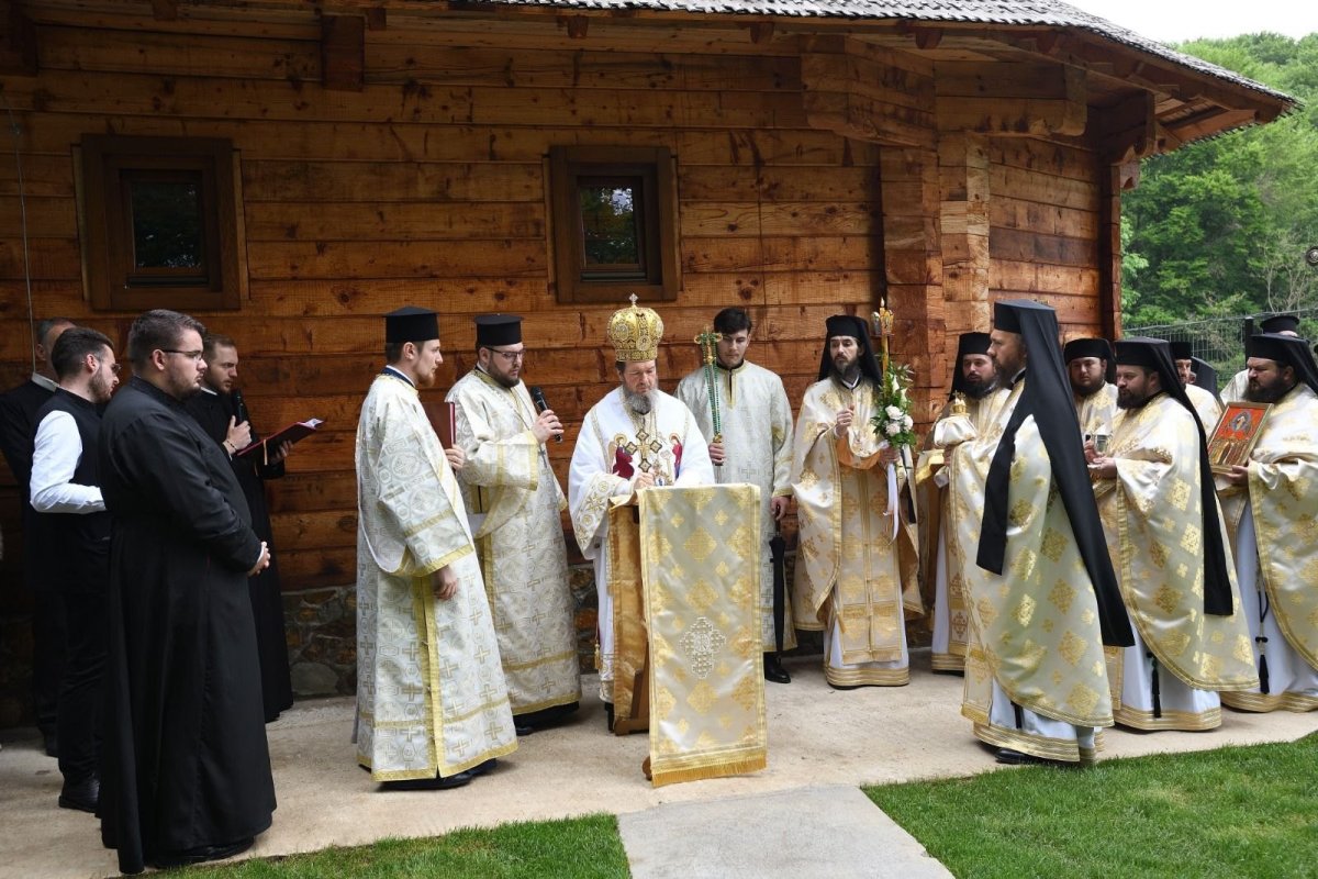 Târnosirea bisericii din cimitirul Mănăstirii Izbuc 256404