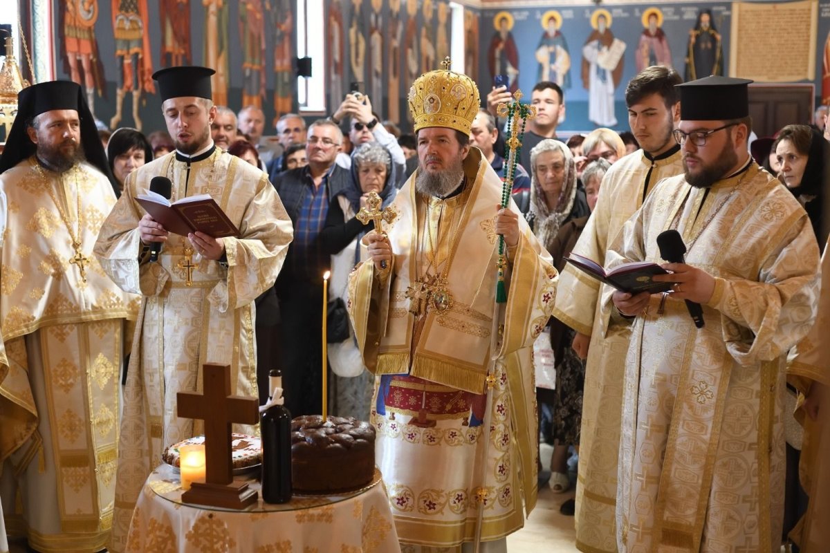 Târnosirea bisericii din cimitirul Mănăstirii Izbuc 256406