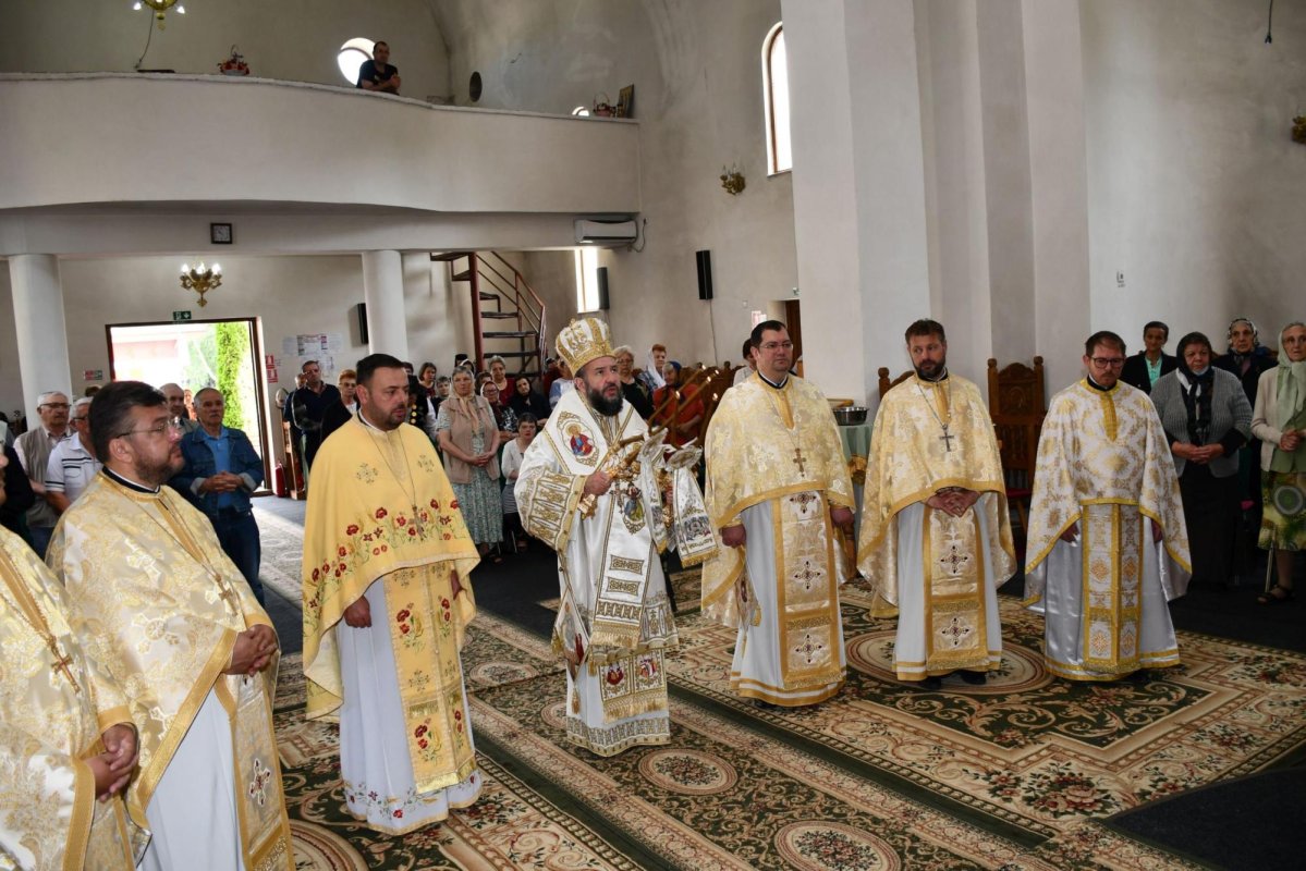 Vizite arhierești la două parohii din Caraș‑Severin 257443