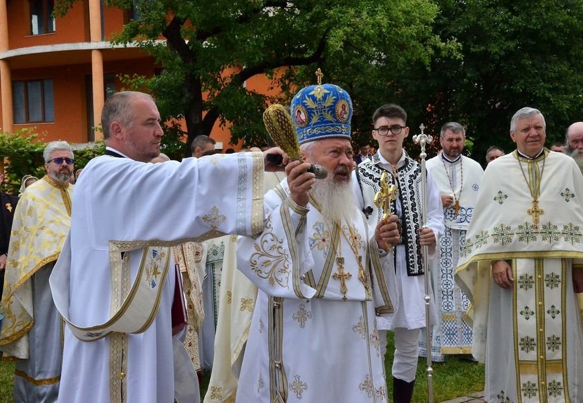 Binecuvântare arhierească la biserica din Feldru 257545