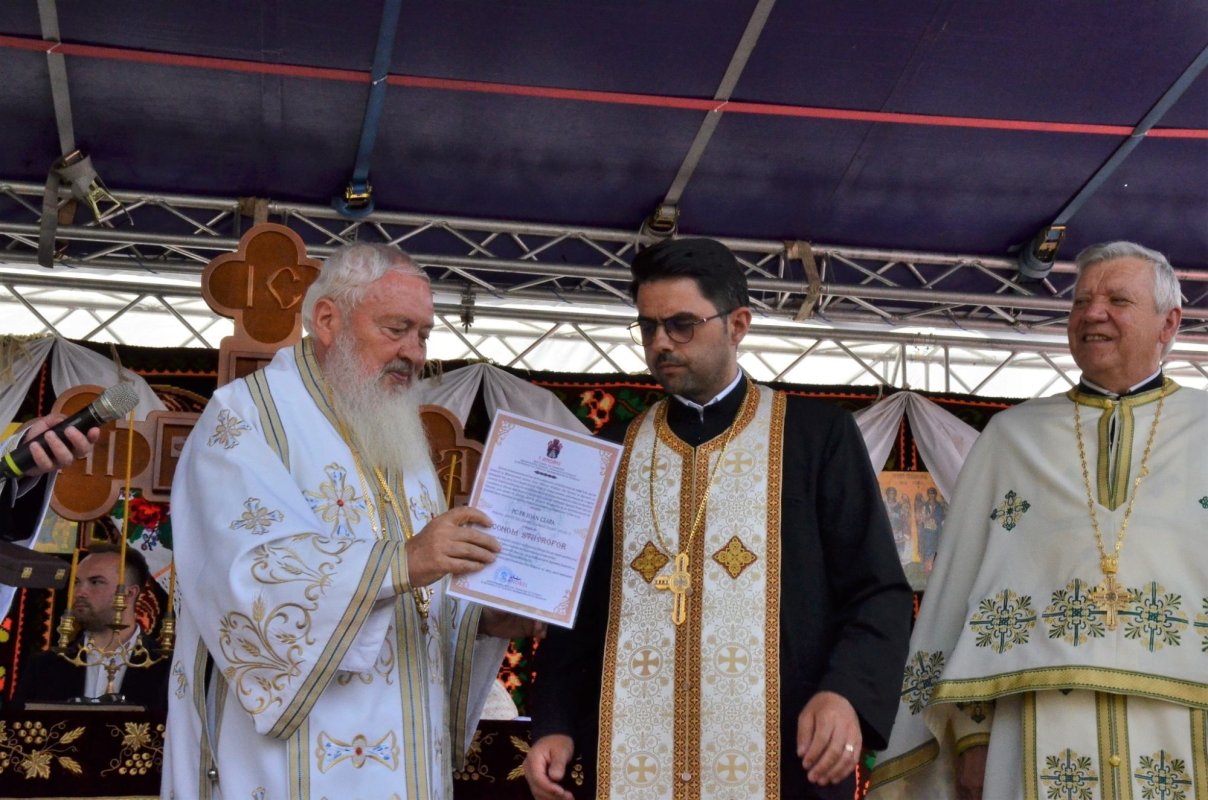 Binecuvântare arhierească la biserica din Feldru 257550