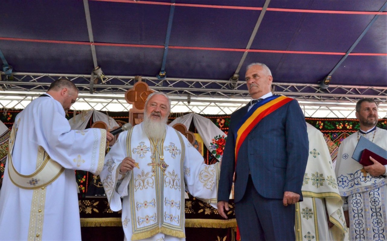 Binecuvântare arhierească la biserica din Feldru 257552