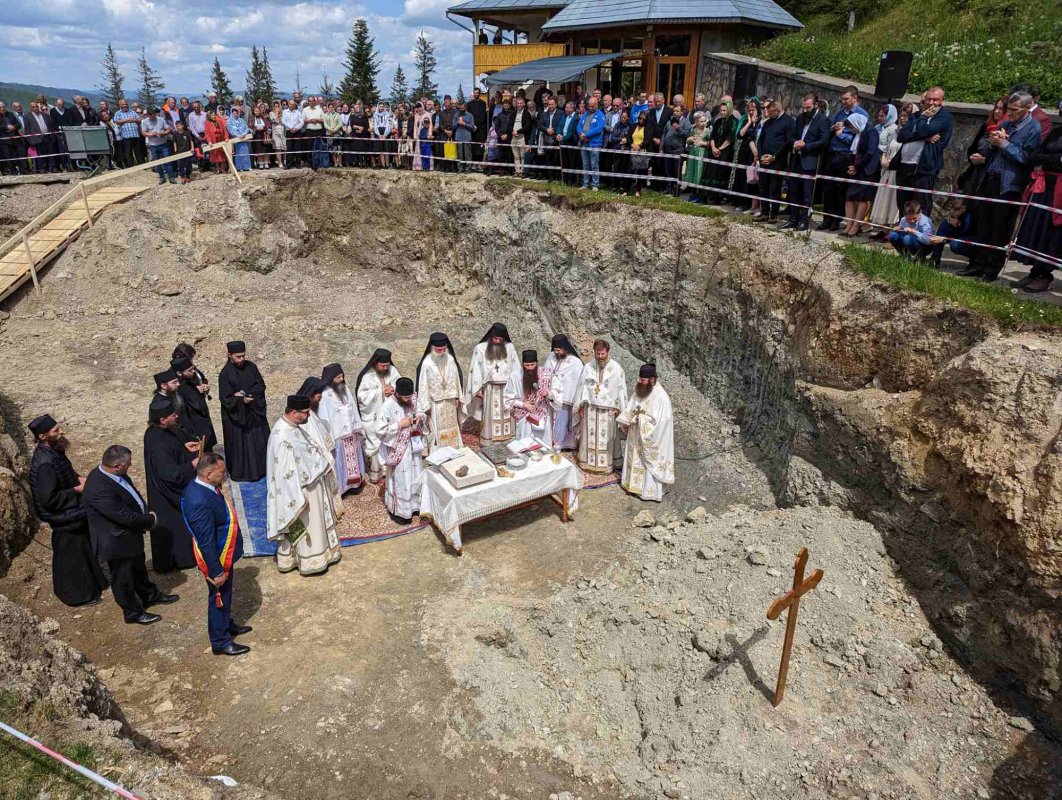 Piatră de temelie pentru o nouă biserică la Mănăstirea Pojorâta 257781