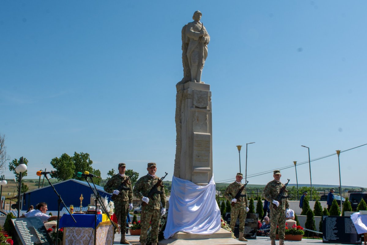 Monument dedicat eroilor neamului inaugurat la Hlipiceni 257894