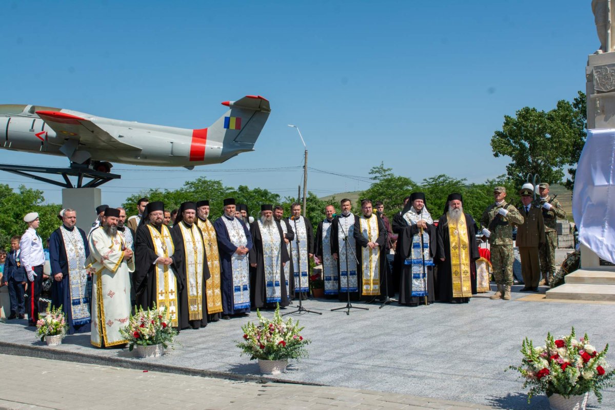Monument dedicat eroilor neamului inaugurat la Hlipiceni 257896