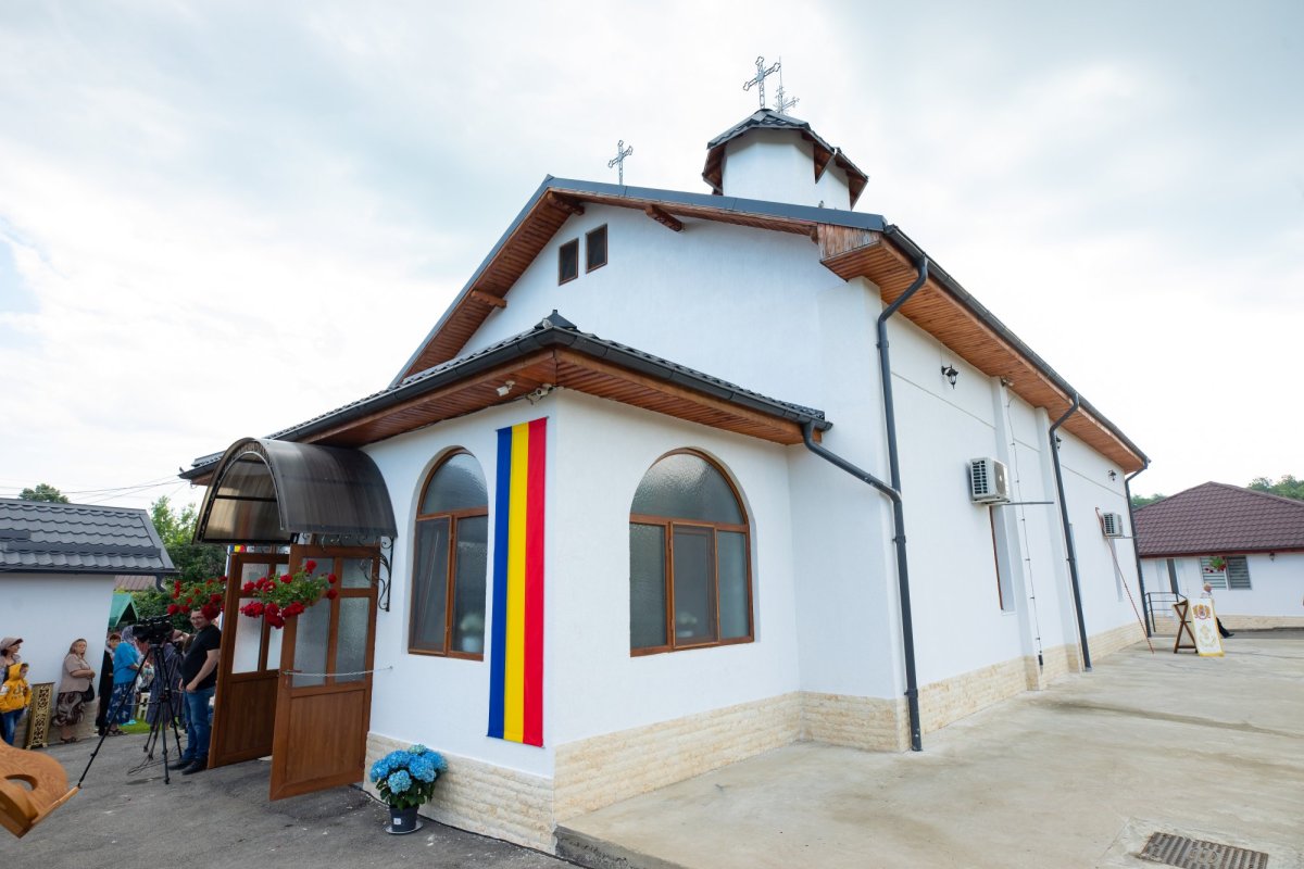 Biserica parohiei prahovene Podenii Vechi a fost resfințită 258087