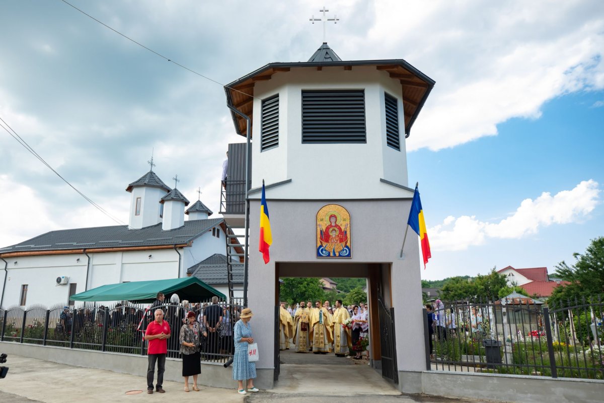 Biserica parohiei prahovene Podenii Vechi a fost resfințită 258093