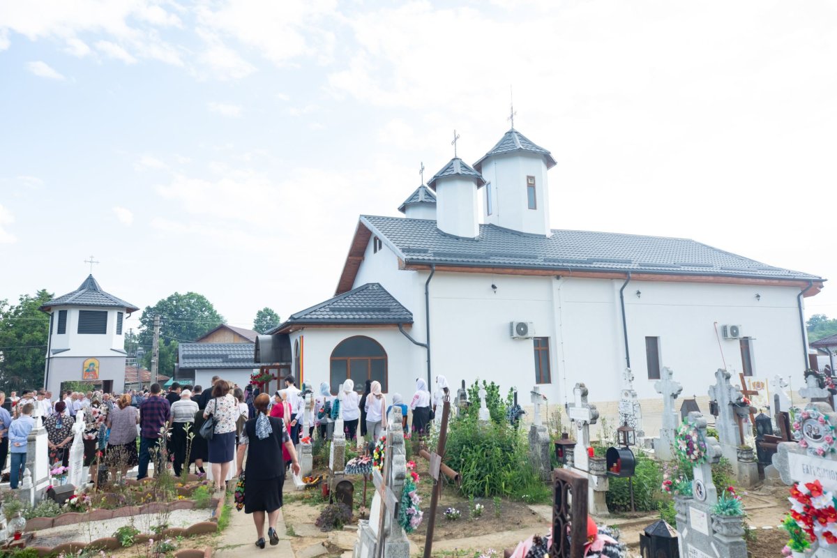 Biserica parohiei prahovene Podenii Vechi a fost resfințită 258104