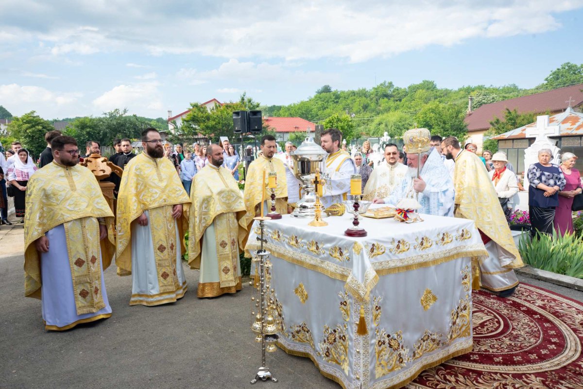 Biserica parohiei prahovene Podenii Vechi a fost resfințită 258123