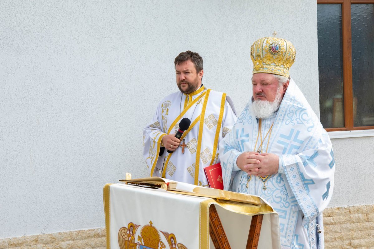 Biserica parohiei prahovene Podenii Vechi a fost resfințită 258132