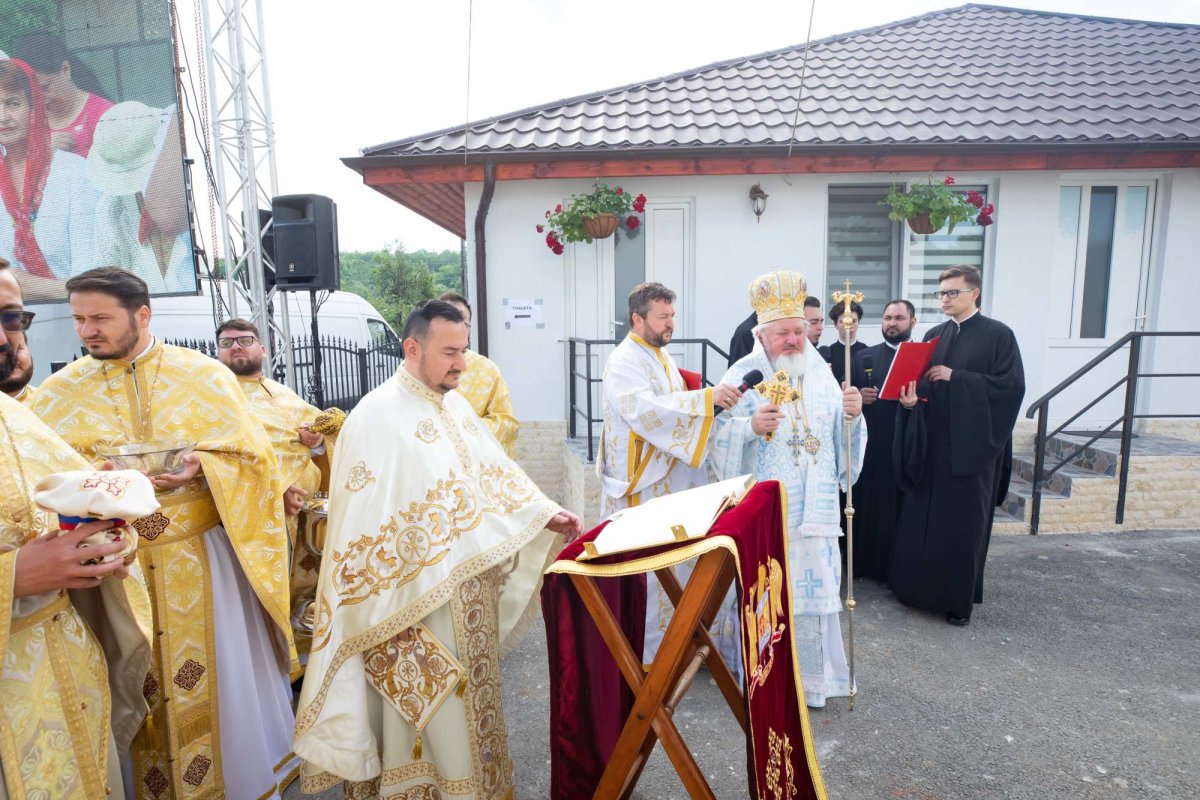 Biserica parohiei prahovene Podenii Vechi a fost resfințită 258138