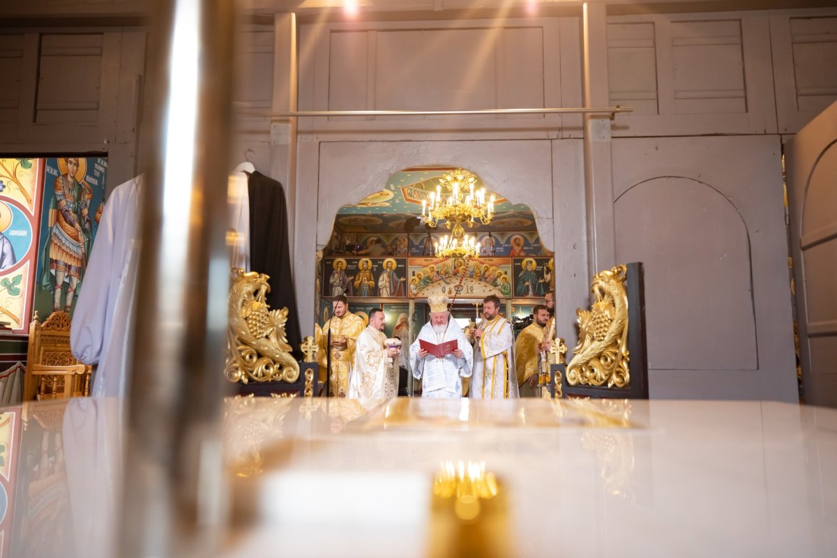 Biserica parohiei prahovene Podenii Vechi a fost resfințită 258160