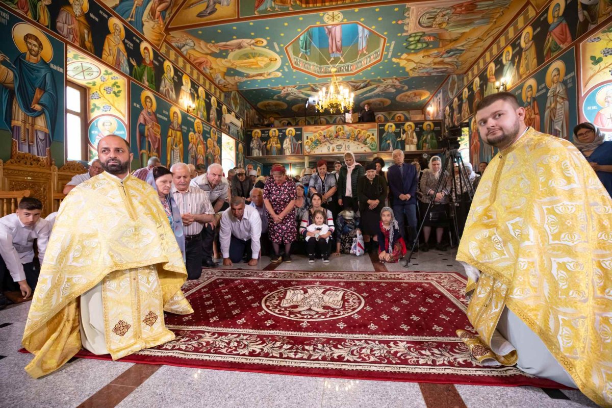 Biserica parohiei prahovene Podenii Vechi a fost resfințită 258181