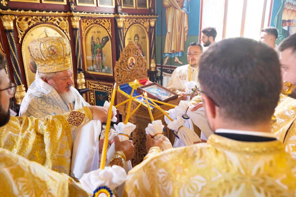 Biserica parohiei prahovene Podenii Vechi a fost resfințită 258183