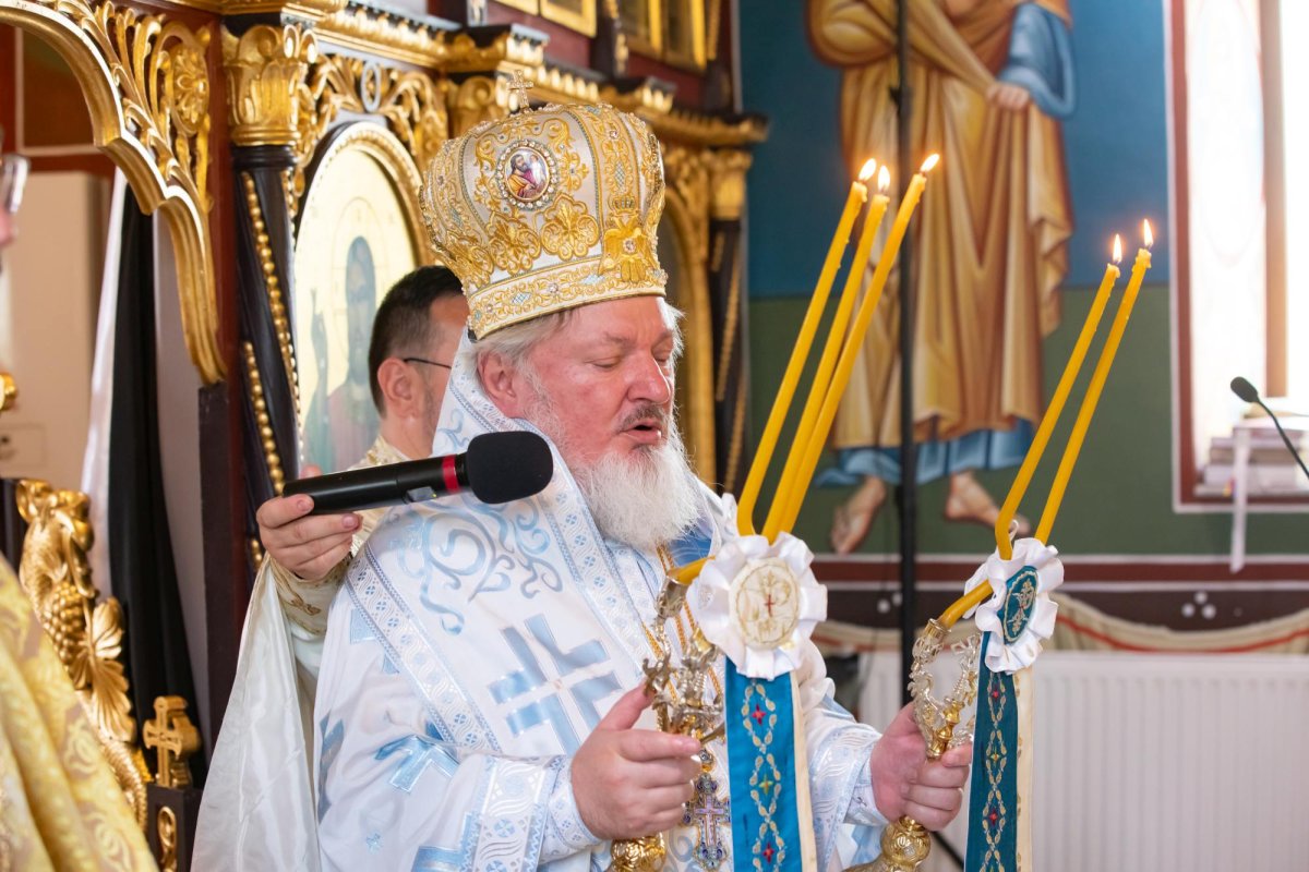 Biserica parohiei prahovene Podenii Vechi a fost resfințită 258199