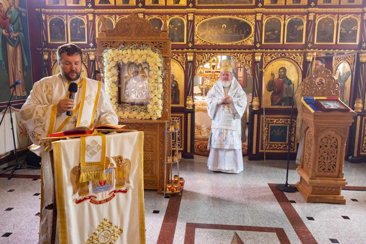 Biserica parohiei prahovene Podenii Vechi a fost resfințită 258203