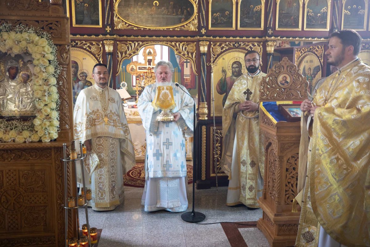 Biserica parohiei prahovene Podenii Vechi a fost resfințită 258224