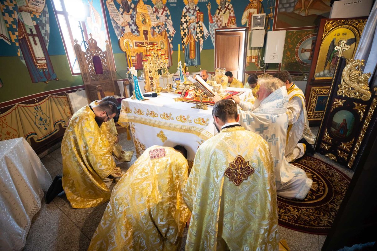 Biserica parohiei prahovene Podenii Vechi a fost resfințită 258225