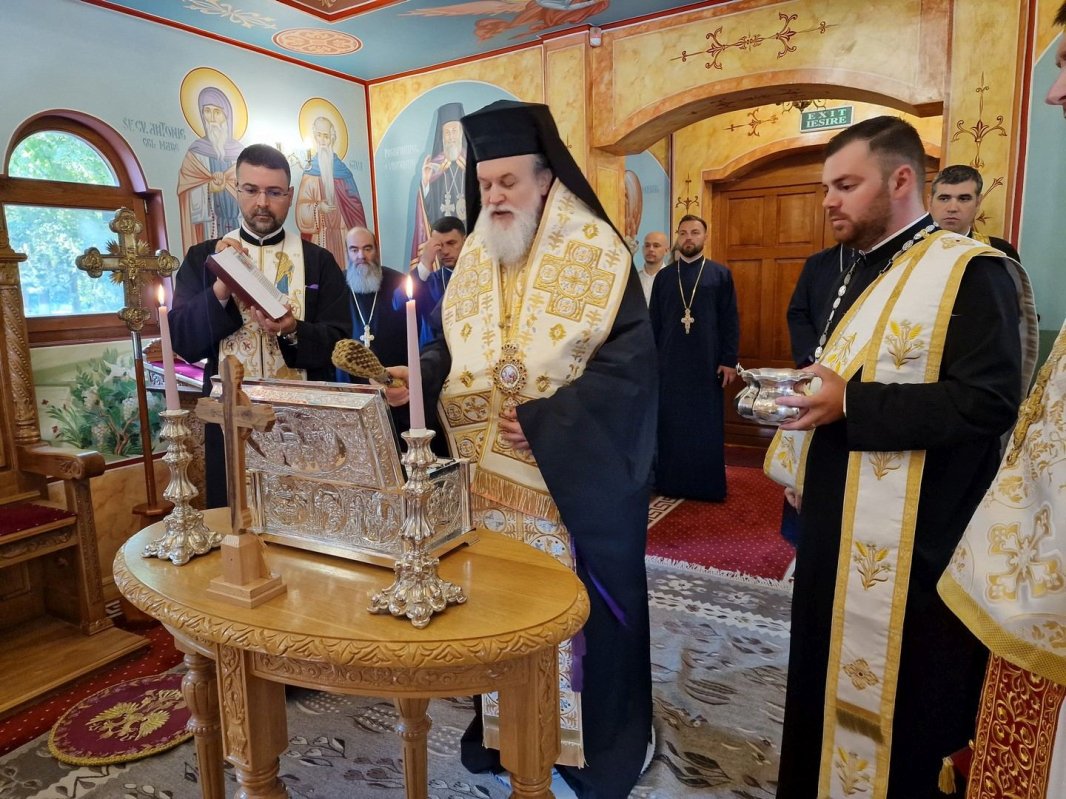 Raclă pentru moaștele Sfântului Nicolae, la o biserică din Amara 258248