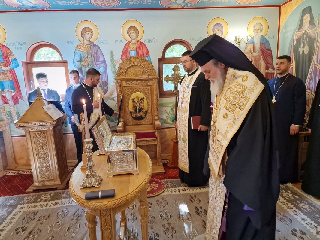 Raclă pentru moaștele Sfântului Nicolae, la o biserică din Amara 258249