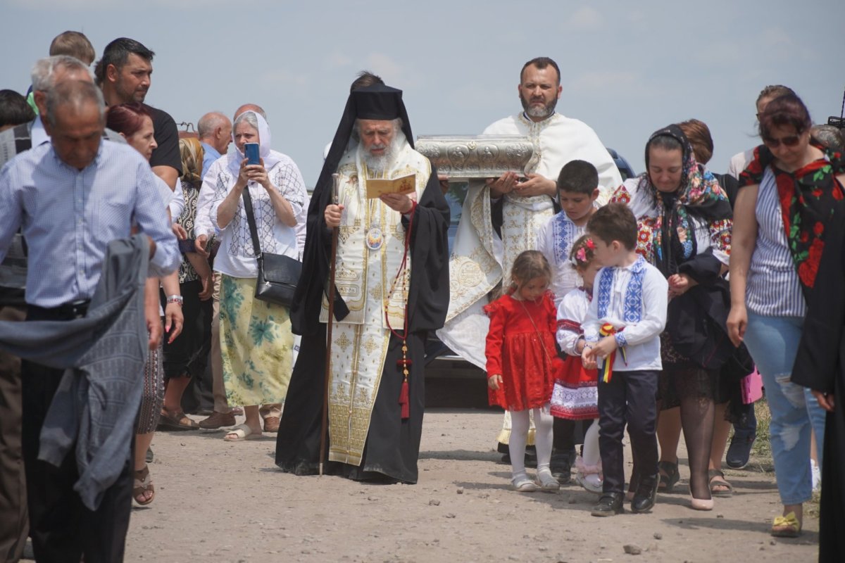 Rugăciune şi filantropie în prima duminică după Rusalii la Galați  258273