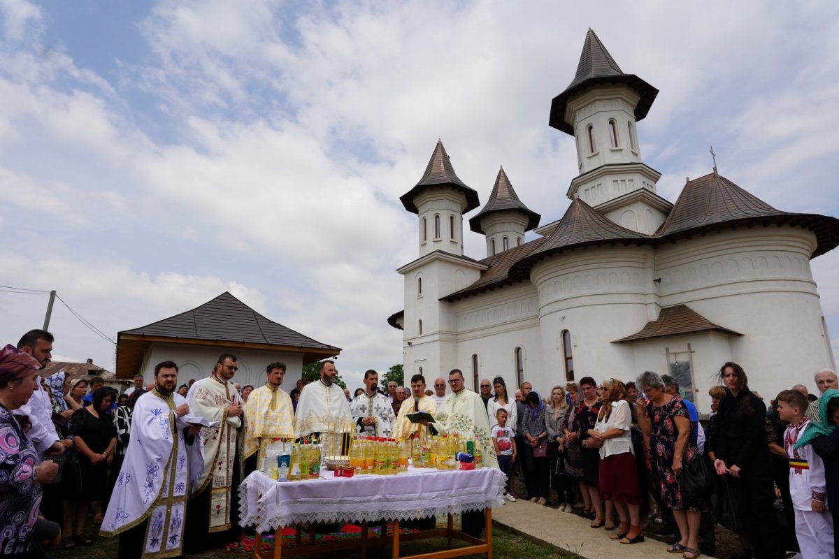 Rugăciune şi filantropie în prima duminică după Rusalii la Galați  258286