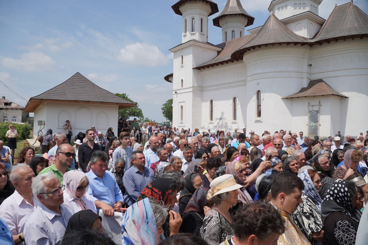 Rugăciune şi filantropie în prima duminică după Rusalii la Galați  258289