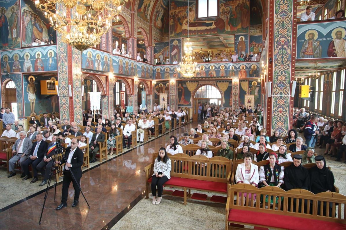 Hram la Biserica din Tăuţii de Sus 258393
