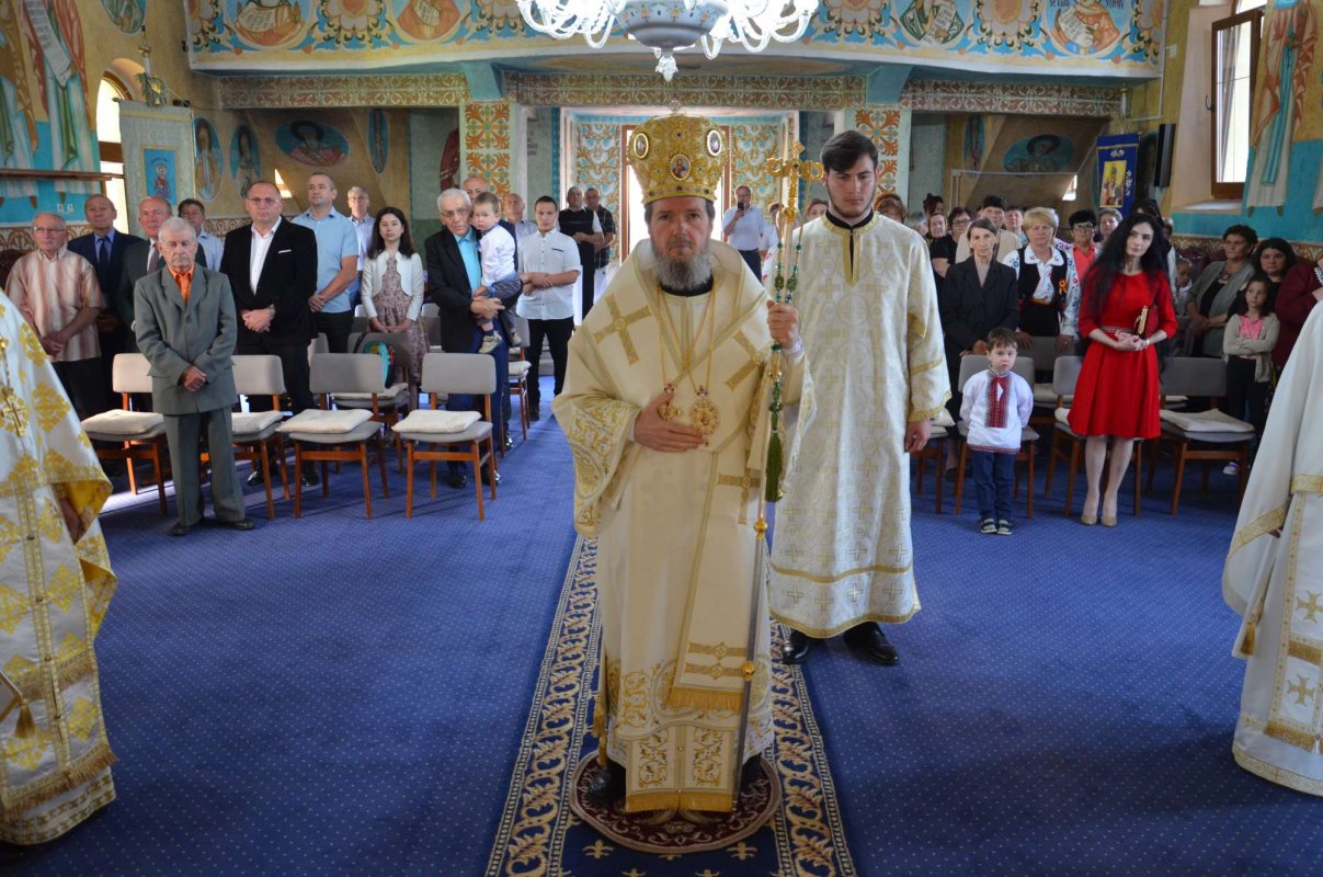 Vizită arhierească în parohia bihoreană Sălard 258376