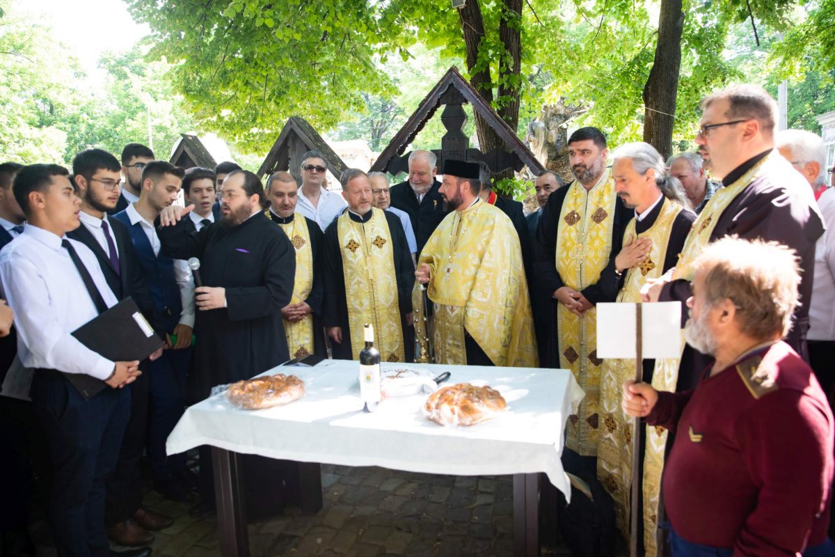 Pomenirea poetului Mihai Eminescu la mormântul său din București 258707