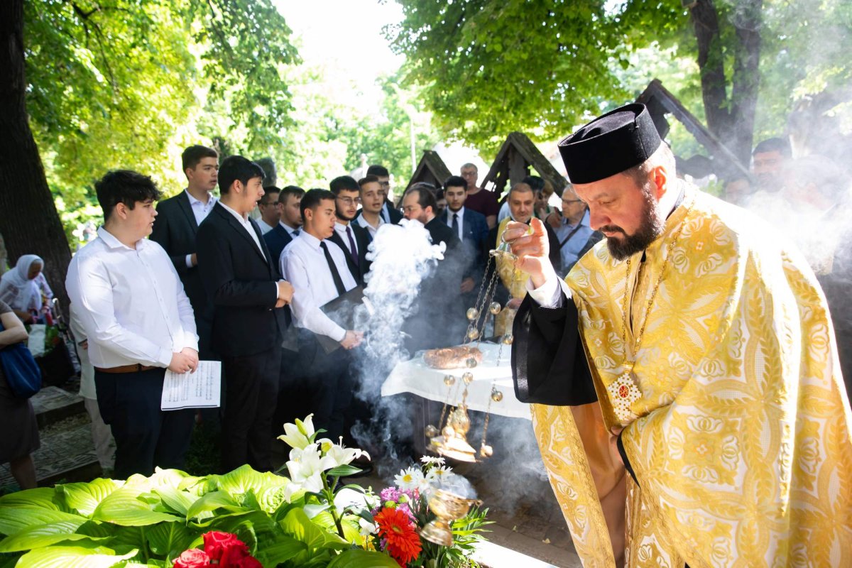Pomenirea poetului Mihai Eminescu la mormântul său din București 258709