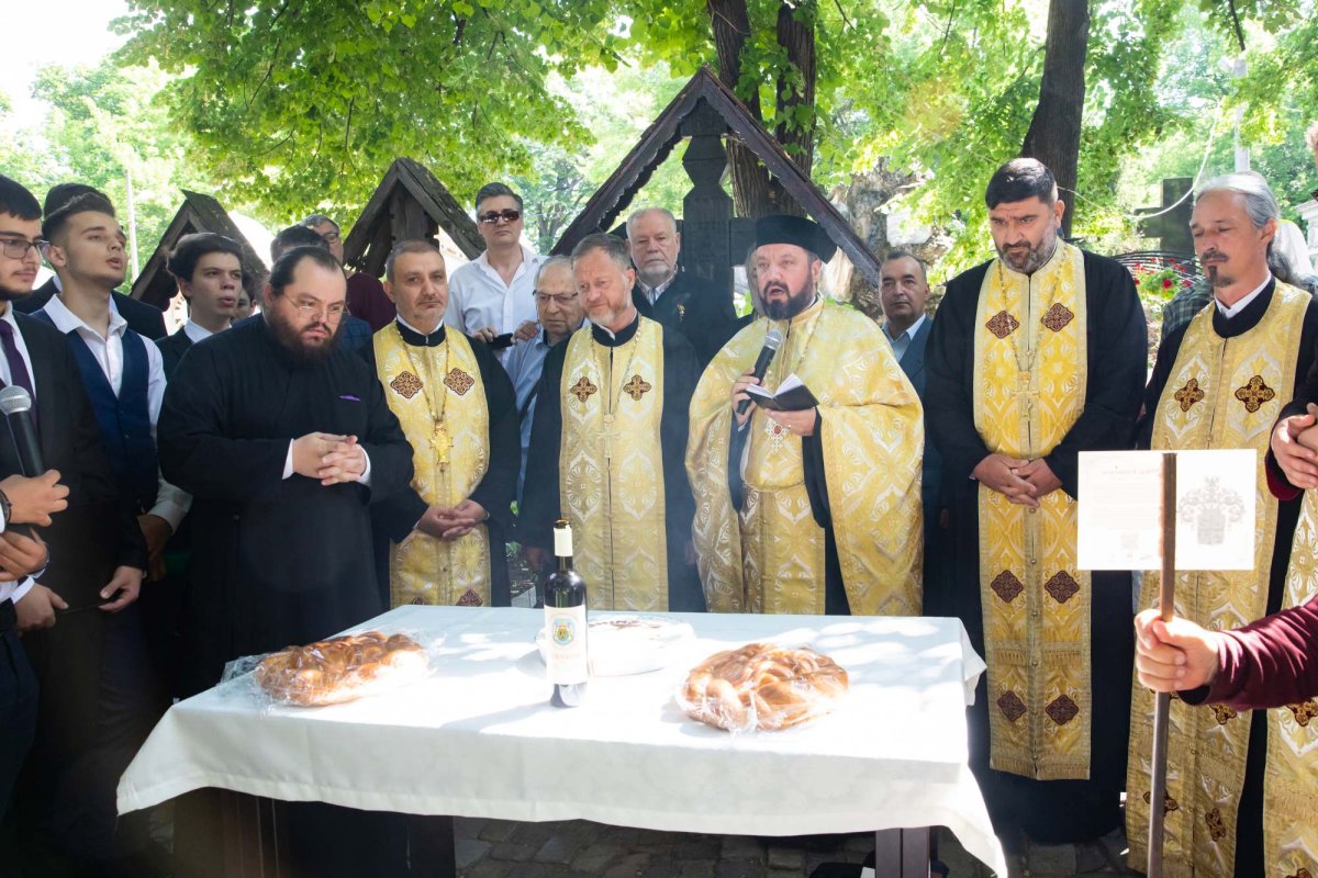 Pomenirea poetului Mihai Eminescu la mormântul său din București 258710