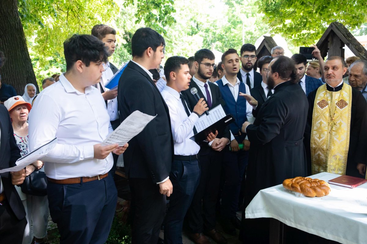 Pomenirea poetului Mihai Eminescu la mormântul său din București 258713