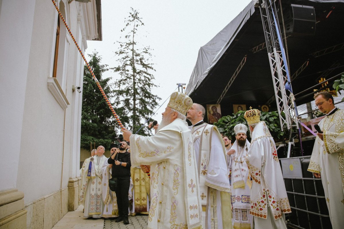 Biserica din localitatea clujeană Florești, târnosită de patru ierarhi 259059