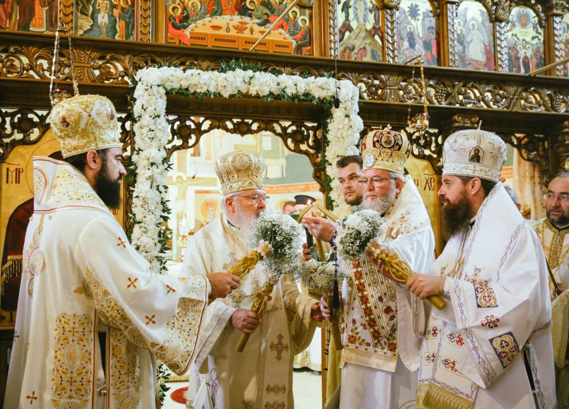 Biserica din localitatea clujeană Florești, târnosită de patru ierarhi 259064