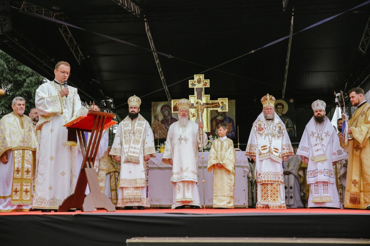 Biserica din localitatea clujeană Florești, târnosită de patru ierarhi 259065