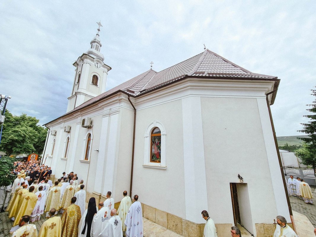 Biserica din localitatea clujeană Florești, târnosită de patru ierarhi 259067