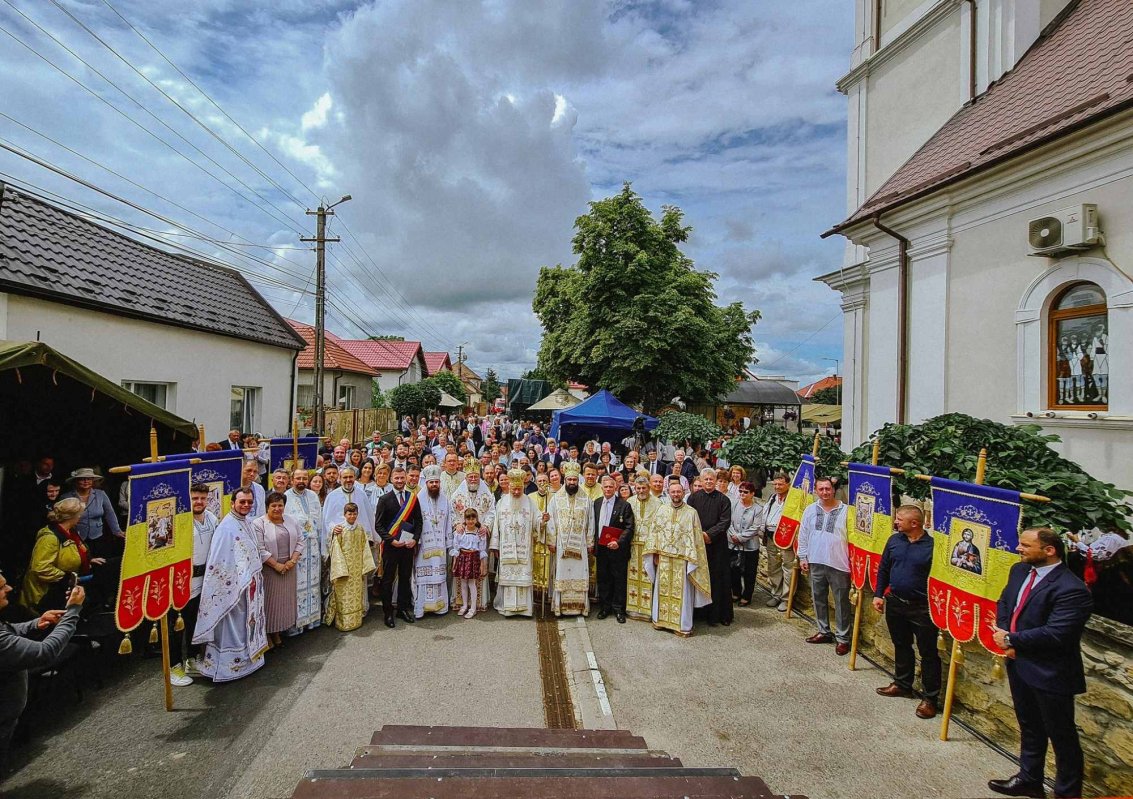 Biserica din localitatea clujeană Florești, târnosită de patru ierarhi 259068